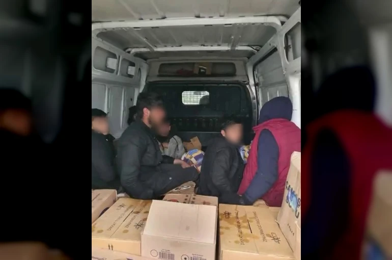 Hendek’te minibüs kasasındaki göçmenleri polis yakaladı 