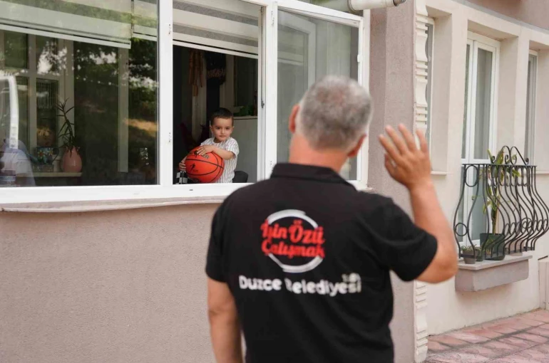 Her gün heyecanla çöp kamyonlarının yolunu gözleyen minik Ahmed’e işçilerden sürpriz ziyaret 