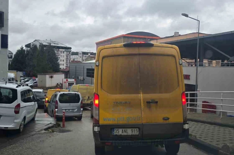 Her sabah trafiği felç eden PTT kargo araçları sürücüleri çileden çıkarıyor
