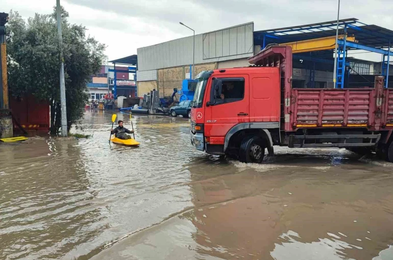 Her yağmurda göle dönen sokakta kano kullanmayı öğrendi