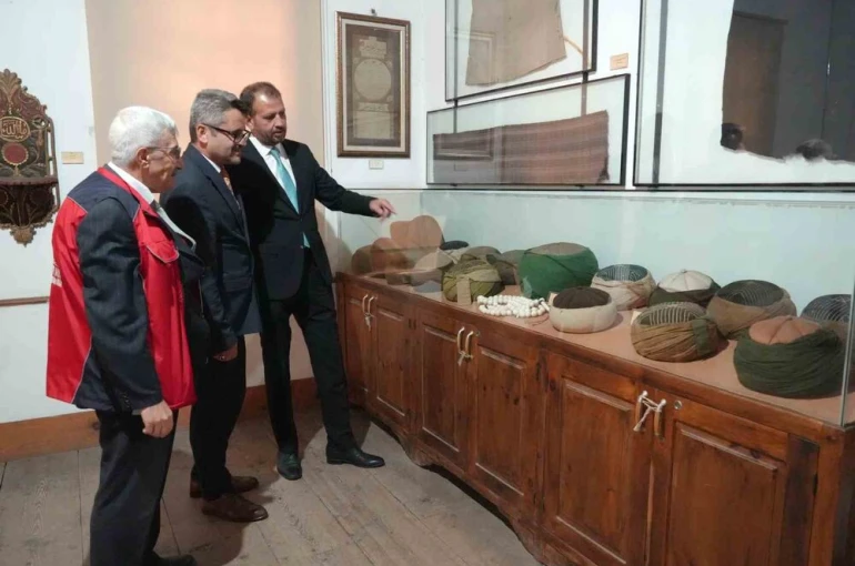 Her yıl binlerce kişinin ziyaret ettiği külliyedeki sarıklar, vatandaşlardan yoğun ilgi görüyor