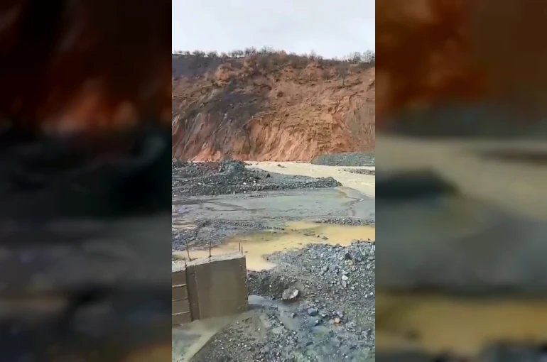 Heyelan nedeniyle açılan alternatif yol sular altında kaldı