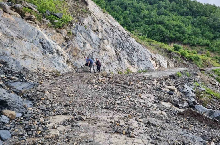 Heyelan nedeniyle kapanan köy yolunda vatandaşlar halatlarla karşıya geçti