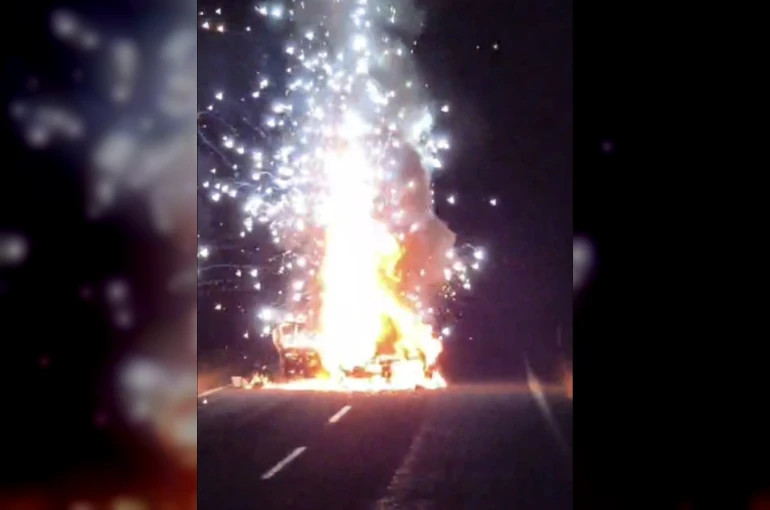 Hilvan’da alev alan otomobil bomba gibi patladı
