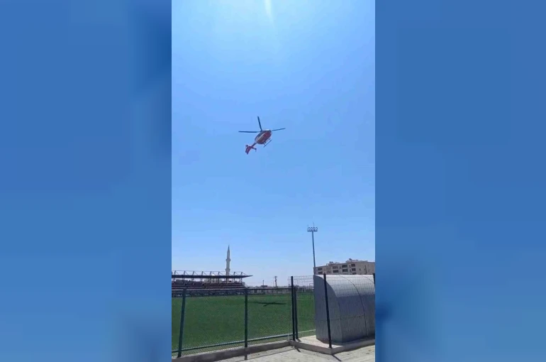 Hipotermi tedavisi gören bebek, ambulans helikopterle Diyarbakır’a sevk edildi