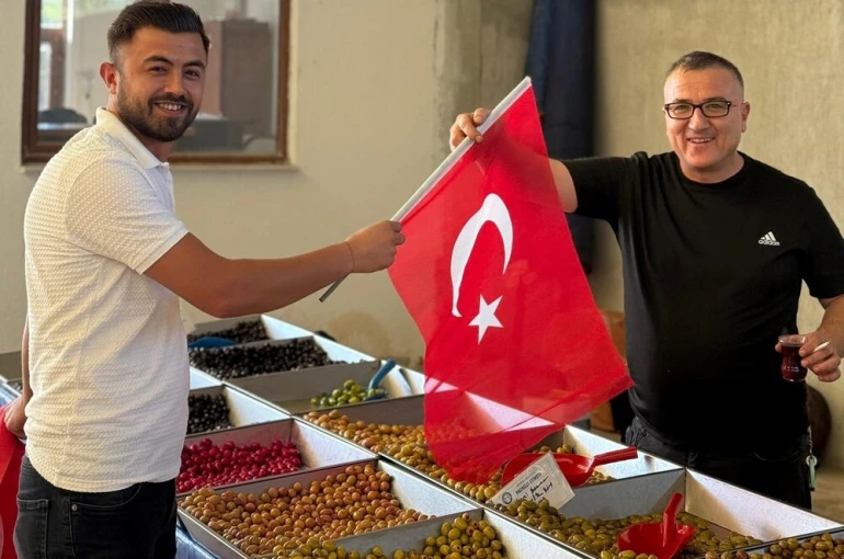 Hisarcık AK Gençlikten üye kaydı ve esnafa Türk bayrağı dağıtımı