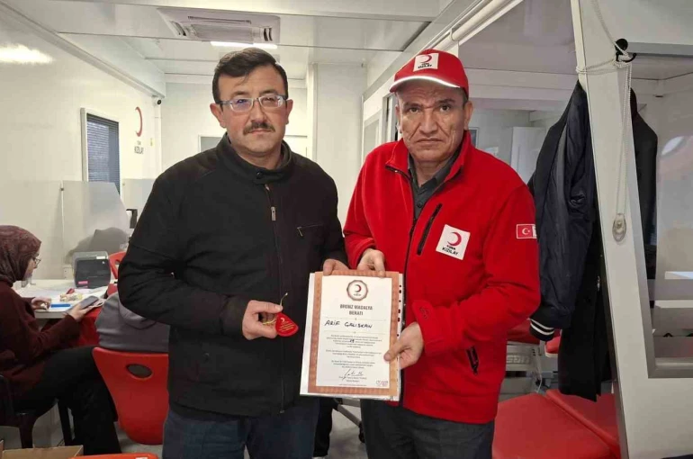Hisarcık’ta 15 ünite kan bağışlayan vatandaşa bronz madalya