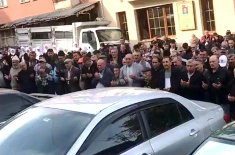 Hisarcık’ta 24 kişilik umre kafilesi dualarla uğurlandı