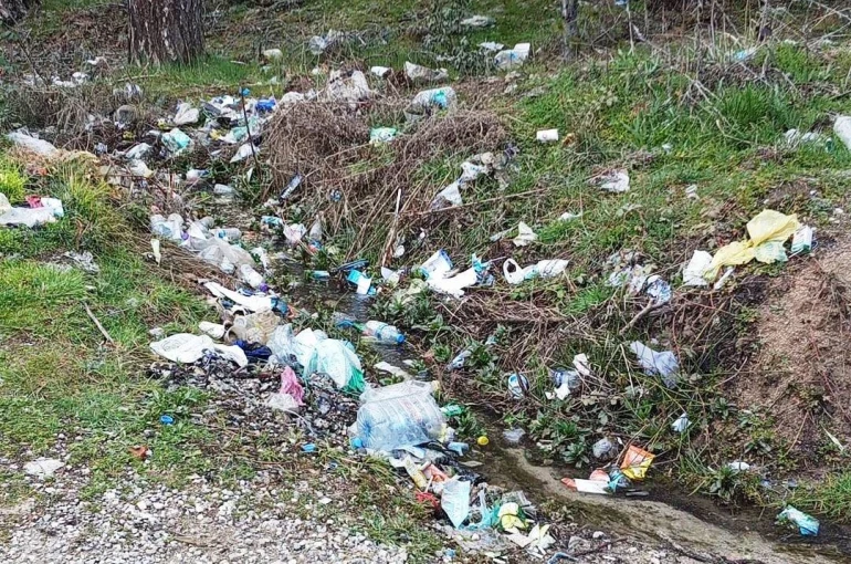 Hisarcık’ta çeşmenin çevresi çöplüğe döndü
