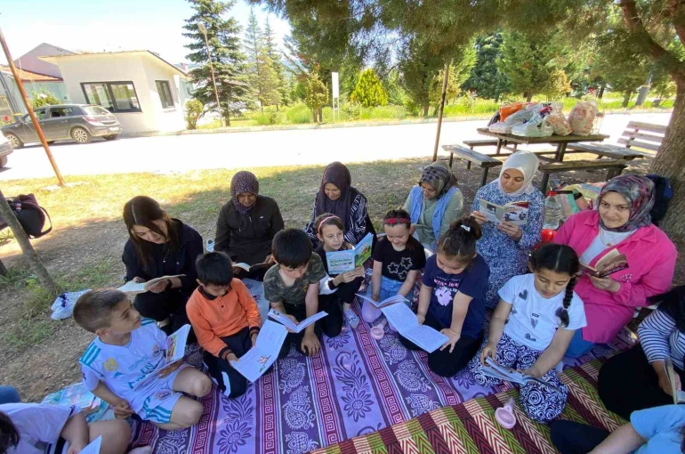 Hisarcık’ta öğrenci ile velilerin doğada kitap okuma etkinliği