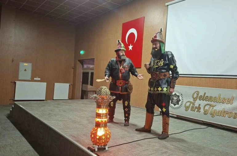 Hisarcık’ta öğrencilere "Yeşil vatan, orman sevgisi" konulu Hacivat-Karagöz gölge oyunu