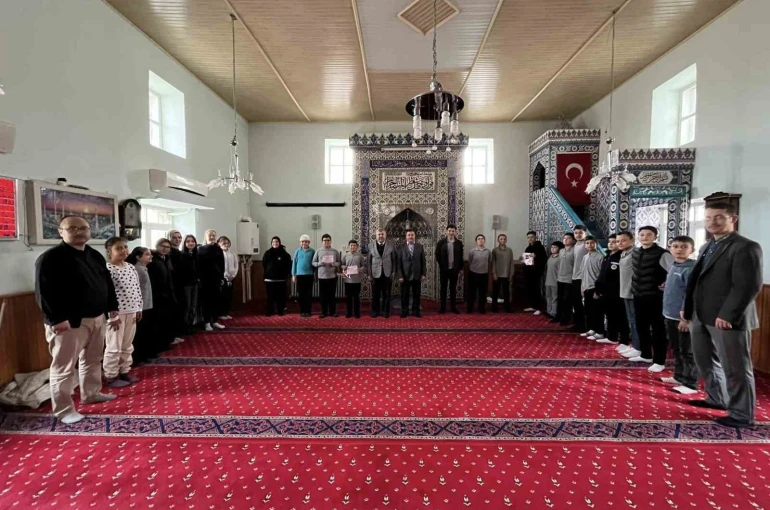 Hisarcık’taki camilerde müezzinlik yapan öğrenciler ödüllendirildi