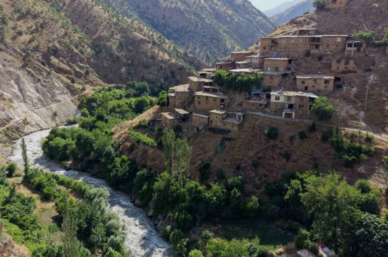Hizan’ın asırlık taş evleri ve Gayda Barajı hayran bırakıyor