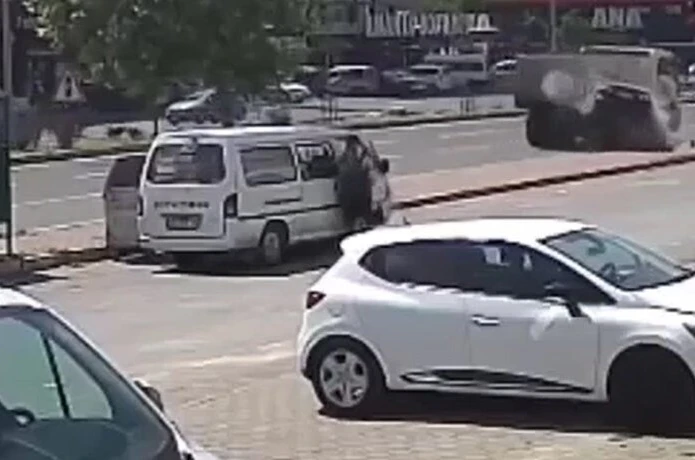Hızla giden otomobil, kamyonun arkasına böyle girdi