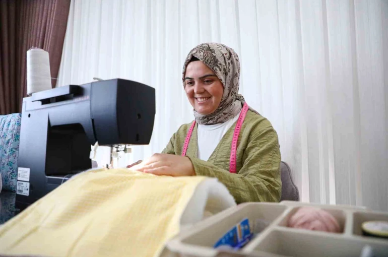 Hobi olarak dikiş kursuna başvurdu, kendi markasını kurdu
