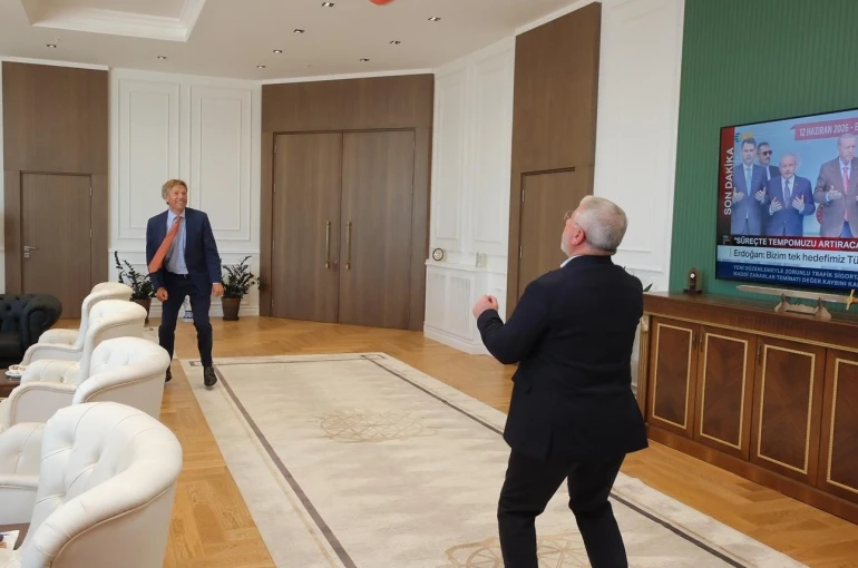 Hollanda Ankara Büyükelçisi Joep Wijnands, Belediye Başkanı Aşgın ile makam odasında futbol oynadı