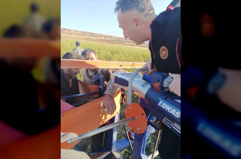 Hortum sarma makinesine kolu sıkışan işçi kurtarıldı