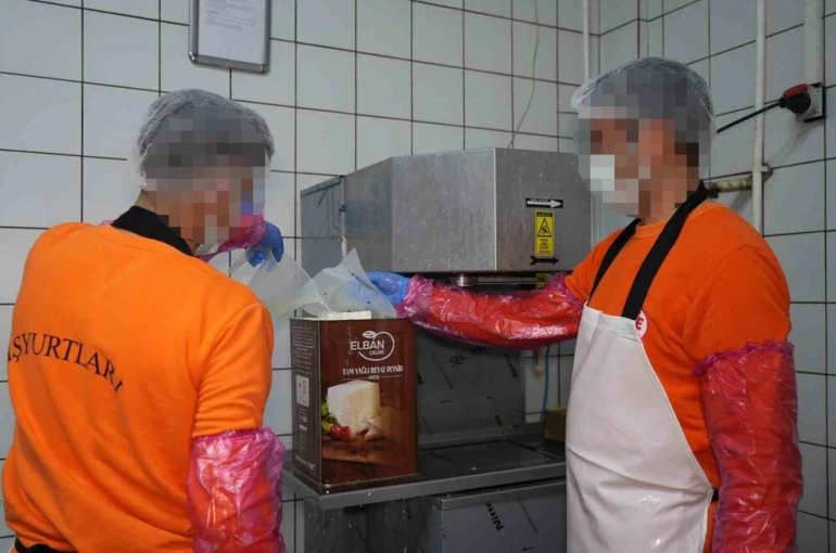 Hükümlüler hem meslek ediniyor hem üreterek ekonomiye katkı sağlıyor: Ayda 300 ton süt işleniyor