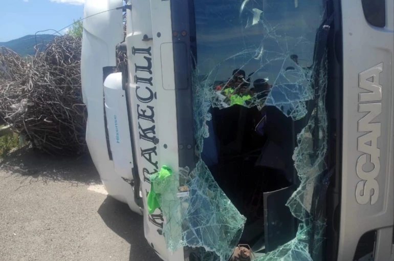 Hurda demiri yüklü tır devrildi: 1 yaralı