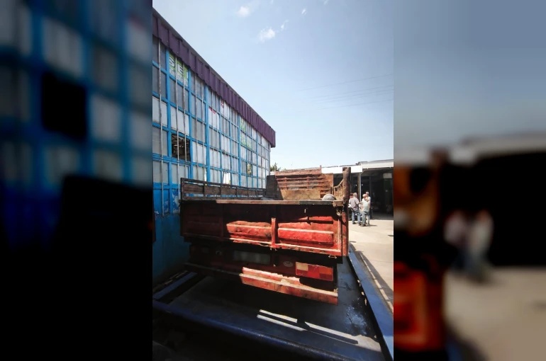Hurda kasaları eğik şekilde taşıyan kamyonete ceza