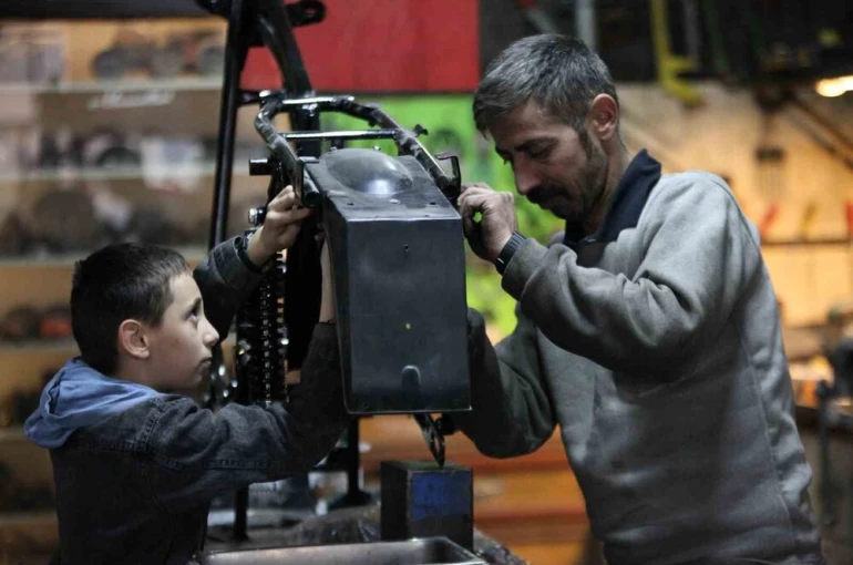 Hurdaya dönen Jawa motosikletler atölyede yeniden gün yüzüne çıkıyor 
