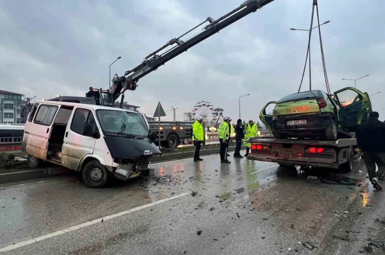 Hurdaya dönen otomobil öğretmene mezar oldu