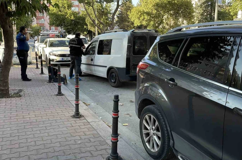 Husumetlisini sokak ortasında bıçaklayarak öldürdü: Saldırı anı kamerada