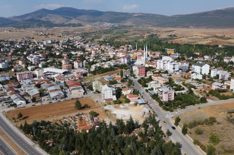 Hüyük’te göçe karşı çilek hamlesi