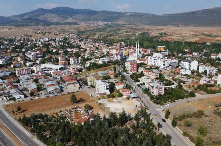 Hüyük’te göçe karşı çilek hamlesi
