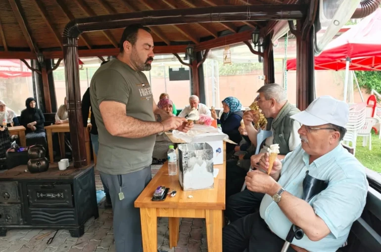 Huzurevinde dondurma keyfi