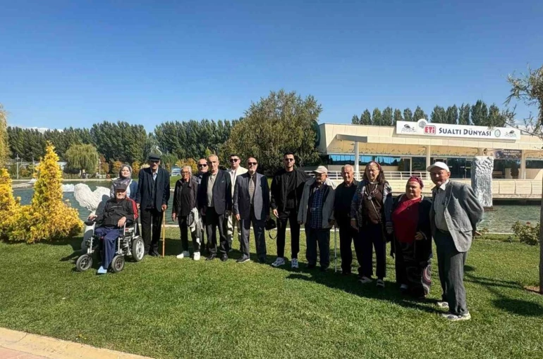 Huzurevinde kalan yaşlılar için gezi düzenlendi