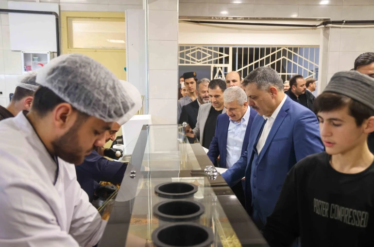 İçişleri Bakanı Mustafa Çiftçi, Kur'an kursu öğrencileriyle sahur yaptı