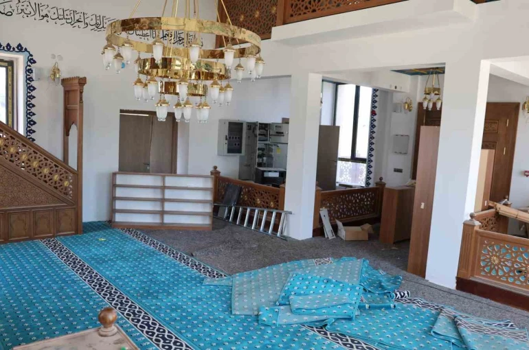 İbadete açılmadan harabeye döndü