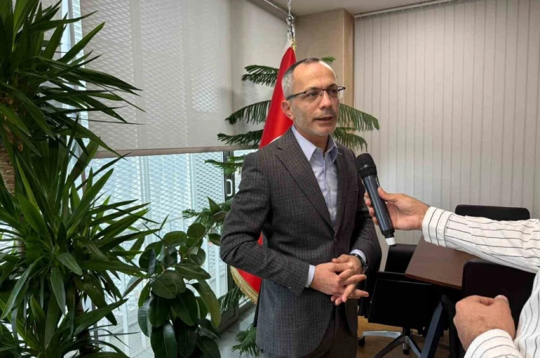 İBB hafriyat alanı ilan edilen Mavi Göl yolunu asfaltladı, meclis üyesi Zeki Koç tepki gösterdi