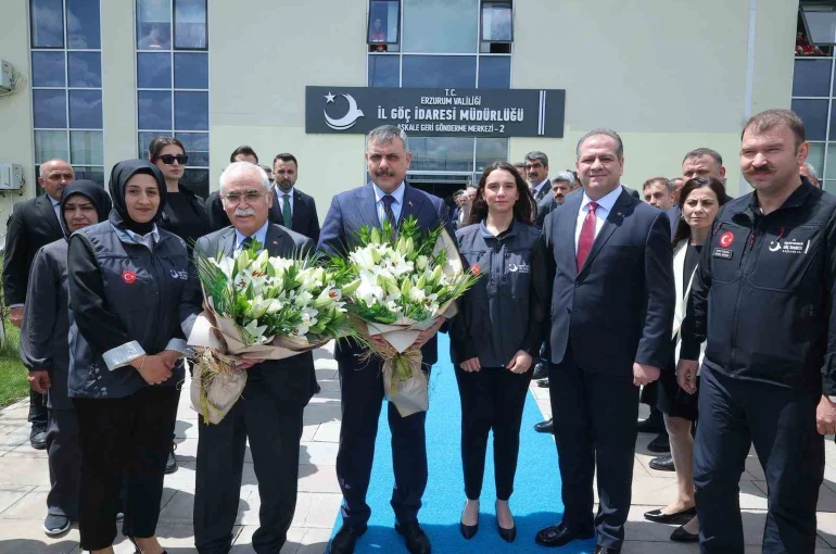 İçişleri Bakanı Mustafa Çiftçi ve Anayasa Mahkemesi Başkanı Kadir Özkaya Aşkale geri gönderme merkezinde incelemelerde bulundu