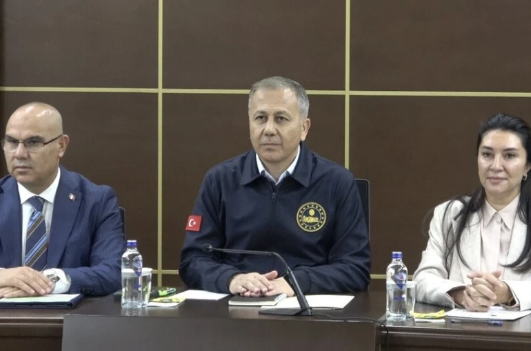 İçişleri Bakanı Yerlikaya Ağrı’da STK temsilcileriyle buluştu
