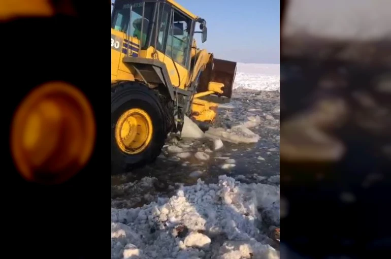 İçme suyu yolunu açarken kara saplanan loder vinç yardımıyla kurtarıldı