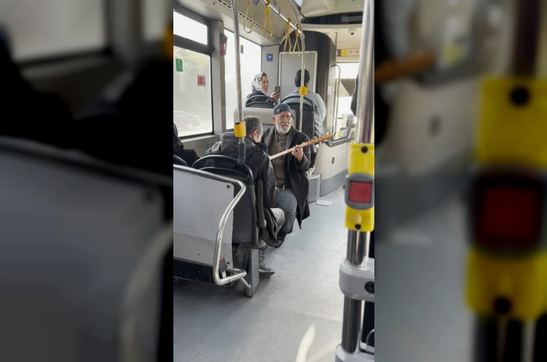 İETT otobüsünde türkü molası: Yolcular hem şaşırdı hem keyif aldı