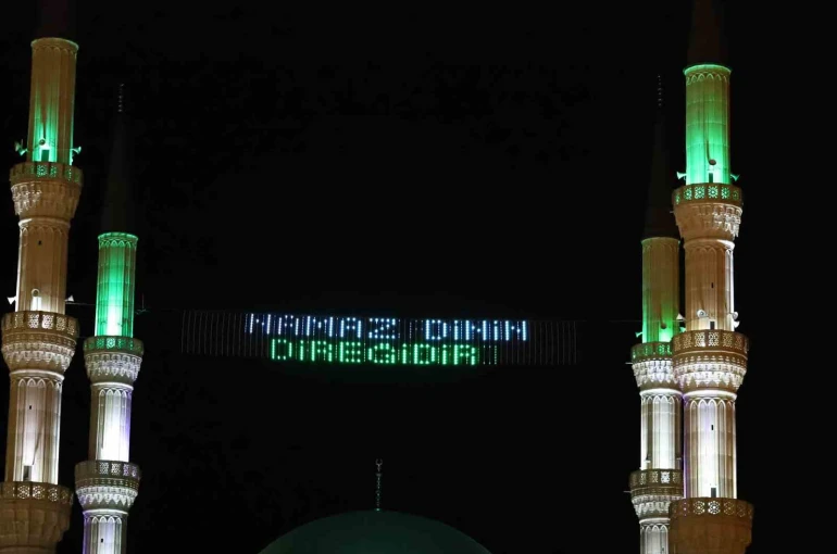 Iğdır Merkez Ulu Camii’ne dijital mahya asıldı