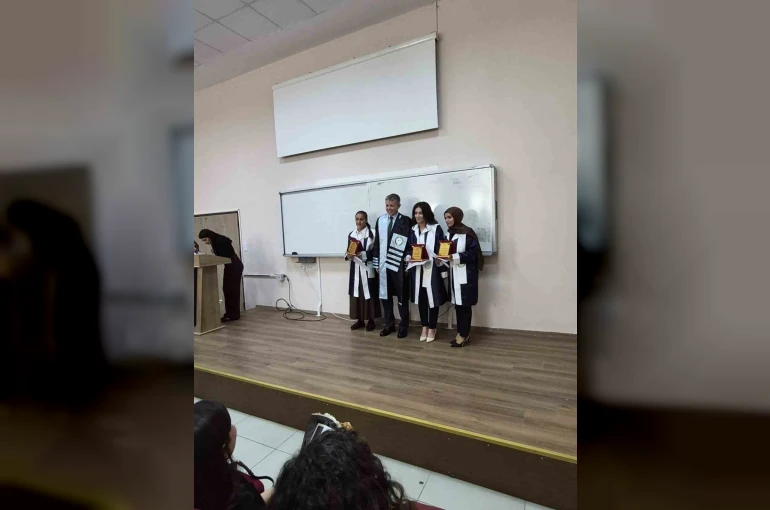 Iğdır Üniversitesi, Türk Dili ve Edebiyatı bölümü mezunlarını plaket ve belgelerle uğurladı