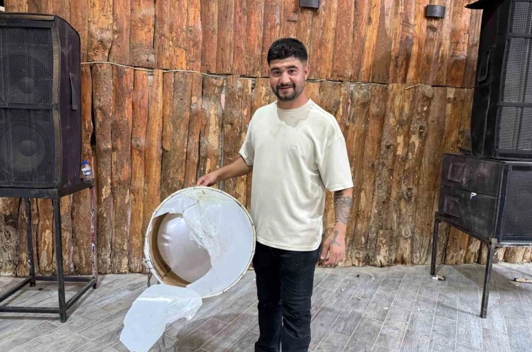 Iğdır’da düğünde ilginç anlar: Davulunu kırıp paraları topladı
