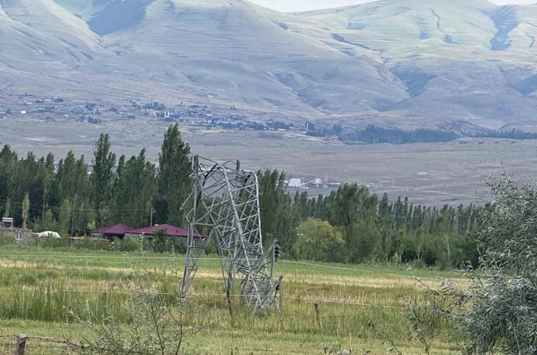 Iğdır’da fırtına çatıları uçurdu