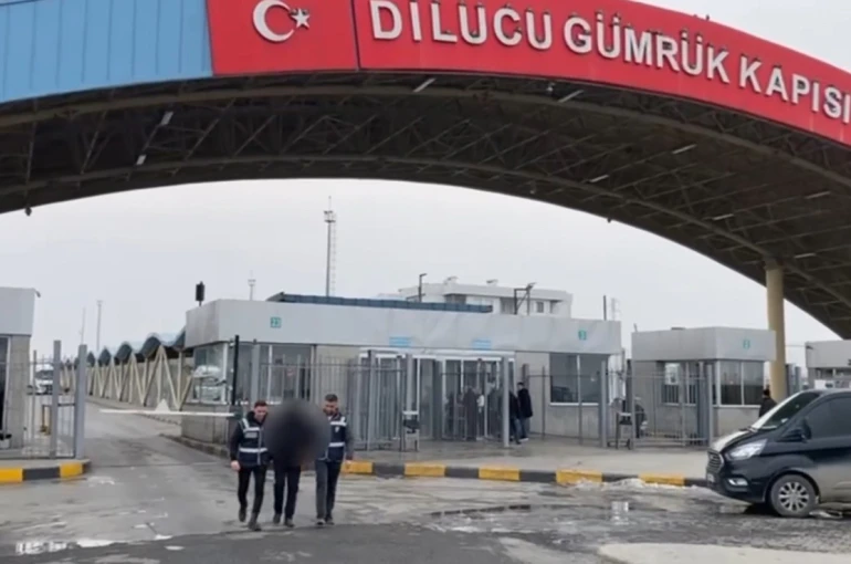 Iğdır’da göçmen kaçakçılığı hükümlüsü sınır kapısında yakalandı