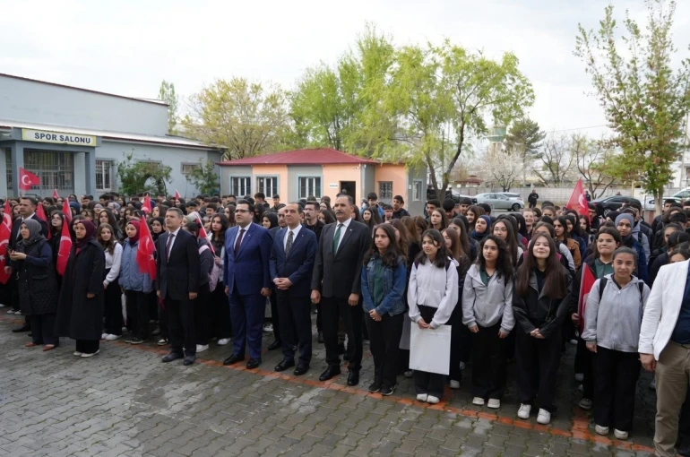 Iğdır’da haftanın ilk eğitim gününde protokol öğrencilerle buluştu
