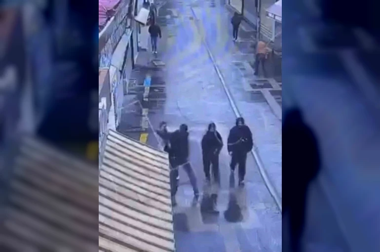 Iğdır’da kız çocuğunun bıçaklı saldırıya uğradığı anlar kamerada