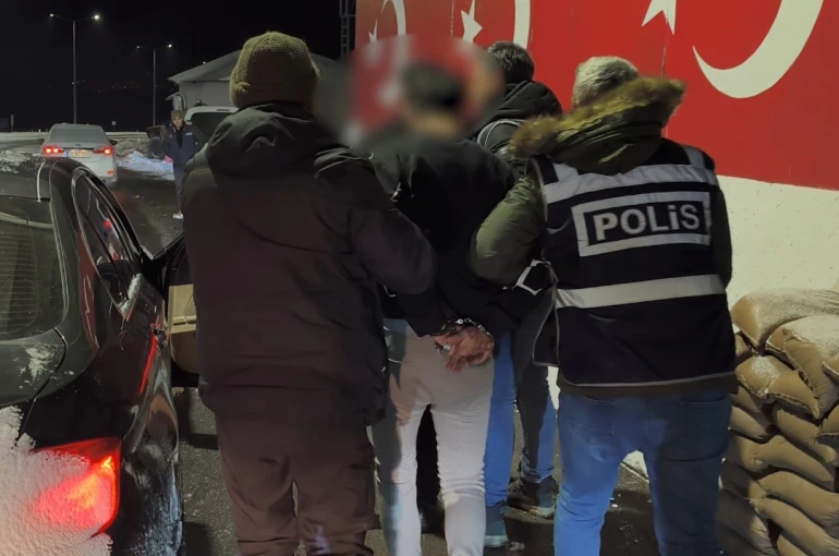 Iğdır’da kuyumcu soygununa karışan 3 zanlı adliyeye sevk edildi