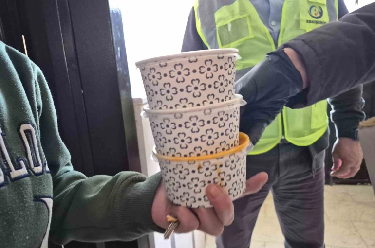 İhtiyaç sahibi vatandaşlar hayırseverlerin katkısıyla iftar yapıyor