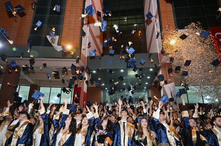 İİBF ve Teknoloji Fakültesinde mezuniyet sevinci