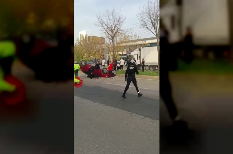İki araç çarpıştı, takla atan otomobilde sürücü sıkıştı