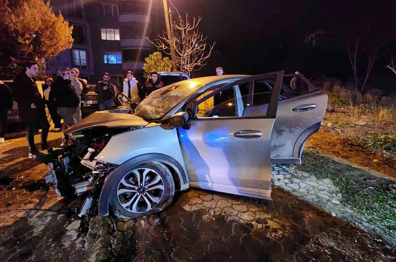 İki aracın kafa kafaya çarpıştığı feci kazada can pazarı: 3 ağır yaralı